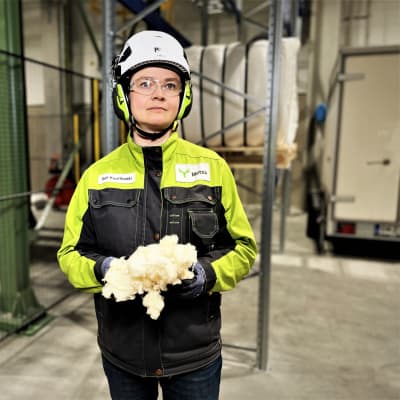 Heli Kuorikoski, puukuitutehtaan johtaja