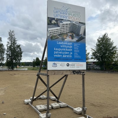 Hämeenlinnassa Hämeensaaressa Paasikiventien ja Uimarintien risteyksessä sijaitseva tyhjä tontti odottaa kahden kerrostalon rakentamisen aloittamista.