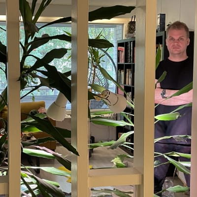 Kavin aluesarjan vetäjä Antti Autio seisoo omassa olohuoneessaan