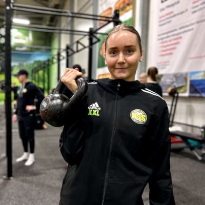 Emma Parta lyfter tyngder under träning.