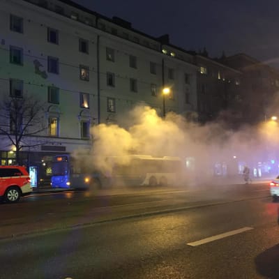 En buss brinner på Mannerheimvägen i Helsingfors.