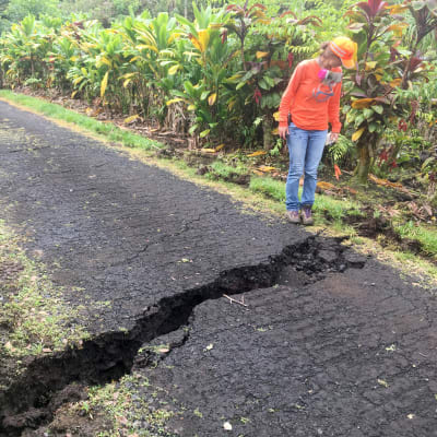 Sprickor i marken efter vulkanen Kilaueas utbrott på Hawaii.