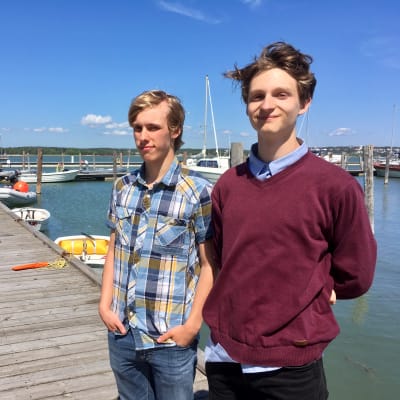 Jonathan Vik och Jack Hancock på en brygga