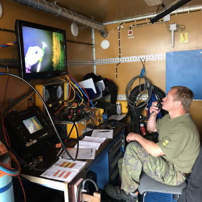 Försvarsmakten hjälper till med oljesanering av vrak.