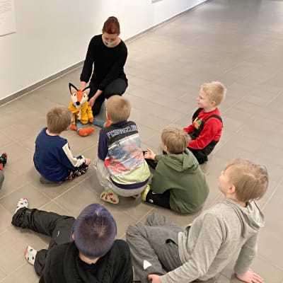Lapsiryhmä seuraa KulttuuriKetun esittelyä Kemin Taidemuseossa