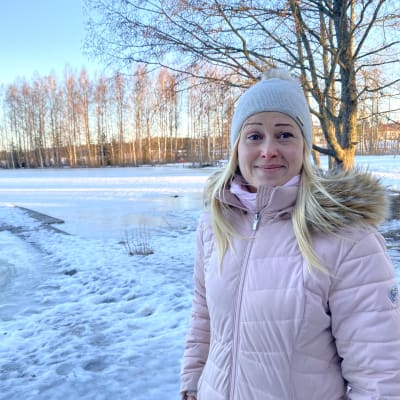 Taruanna Haarlo seisoo Mäkilammin rannalla Forssassa.