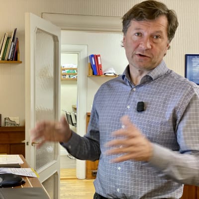 Fastighetsmäklare Risto Volanen står i sitt kontor.