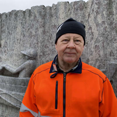 Ari Partanen seisoo Sulkavan Suursoudut -reliefin edessä.