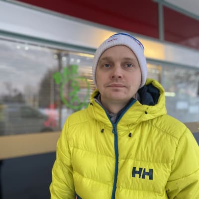 Henkilökuva juvalaisesta baariyrittäjä Antti Halosesta.