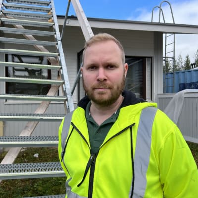 Sampo Kirjarinta seisoo rivitaloasunnon edessä.