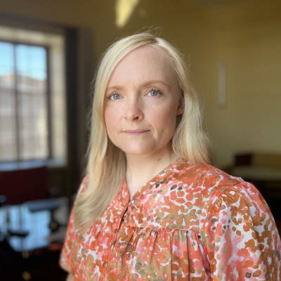 Maria Ohisalo i halvbild, tittar in ikameran.