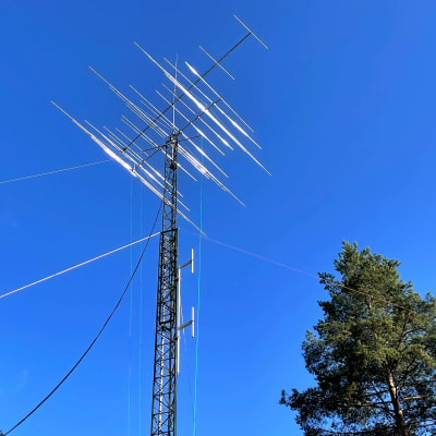 Konneveteläisen radioamatöörin Touko Kapasen rakentama masto ja antennit  Vierumäellä heinäkuussa 2023. 