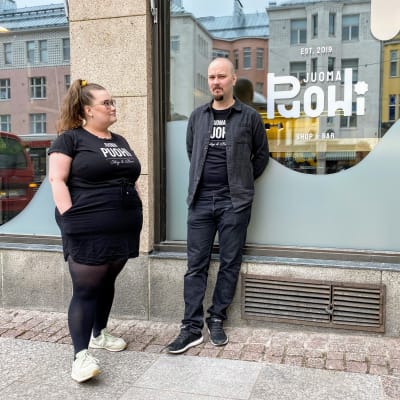 Juomapuohin yrittäjät Reeta ja Jesse Kallio ravintolansa edustalla