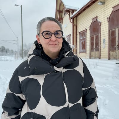 Iin kunnanjohtaja Marjukka Manninen seisoo Iin rautatieasemalla.