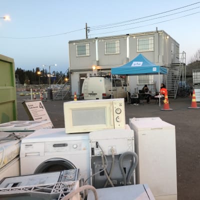 Yles ljusblå tält från en direktsändning bland återvunna hushållsmaskiner på Åbonejdens avfallssortering på Toppå.
