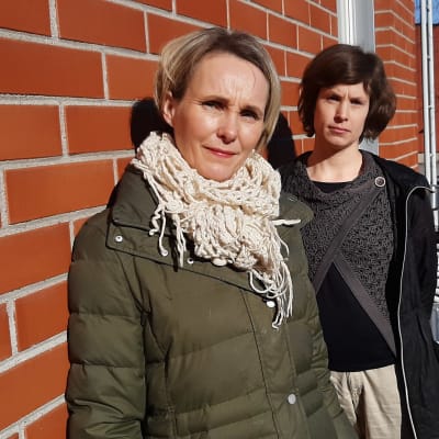 Veronica Lundqvist och Maria Isoaho är ledande socialarbetare i Kyrkslätt. 