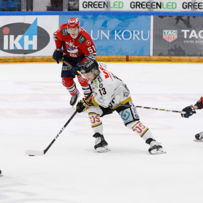 Segermålskytten Michal Kristof snurrar upp HIFK-försvaret.