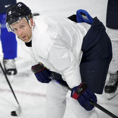 Leo Komarov på isen under en träning.