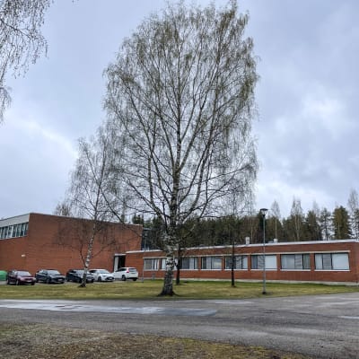 Soidinsuon koulu Kajaanissa on yksi lakkautettavista kouluista keväällä 2022. Kuva 17.5.2022.