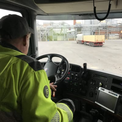 Kuorma-auto kaartaa Säkylän sokeritehtaalle.