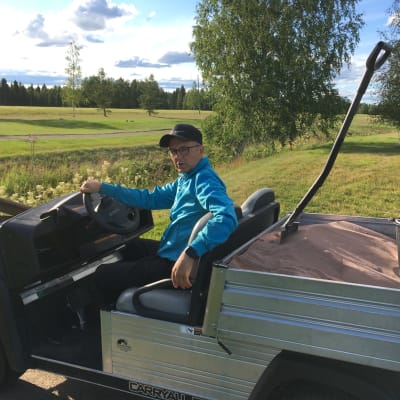 Eero Viinikka on yksi talkoolaisista Ruuhikosken golf-kentällä ennen SM-lyöntipeli -tapahtuman alkua