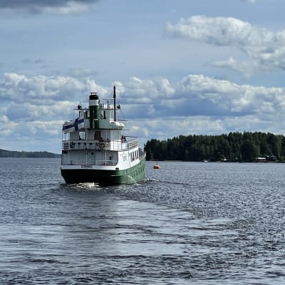 Osmo-laiva ajaa Kuopion Kallavedellä.