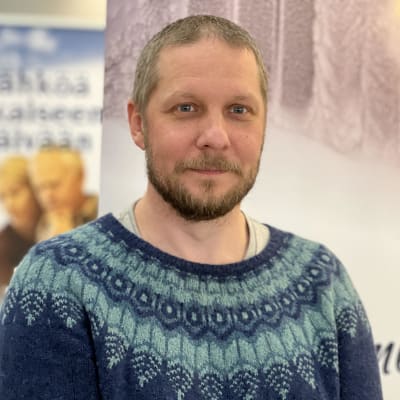 Inergian ja Tunturiverkon toimitusjohtaja Tommi Koskinen katsoo kameraan ja hymyilee. Päällään hänellä on sininen kaarrokevillapaita.
