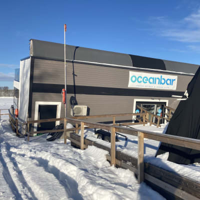 Ravintolalautta Oceanbar talviteloillaan lumisessa rannassa Kotkan Kantasatamassa.