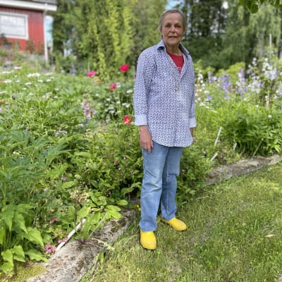 Puutarhaneuvos Marjatta Uosukainen kotipuutarhassaan.