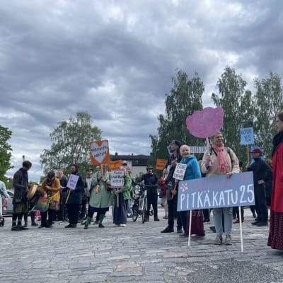 Mielenosoittajat vetosivat kaupunginvaltuutettuihin Pitkäkadun miljöön säilyttämiseksi.