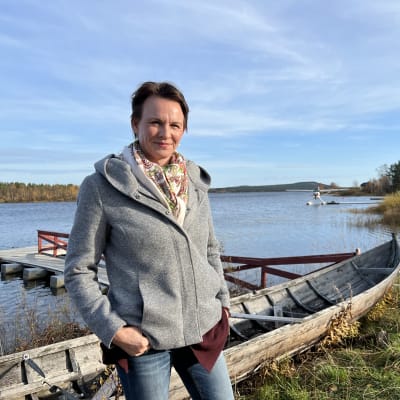Heidi Eriksen seisoo Inarijärven rannalla.