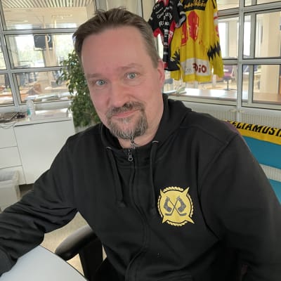 Saimaan Keltamustien puheenjohtaja Petri Mäntykivi vieraili Ylen radiolähetyksessä Lappeenrannassa. Kuvassa Mäntykivi istuu studiossa.