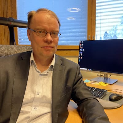 Alajärven kaupunginjohtaja Vesa Koivunen istuu työpöytänsä ääressä. 