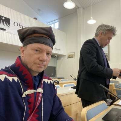 Pentti Pieski vasemmalla ja oikealla hänen asianajajansa, varatuomari Kalle Varis Utsjoen käräjäoikeudessa 31.5.2023.