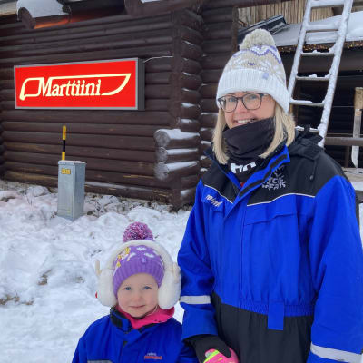 Walesilainen Jenny on saapunut Lappiin lomalle lapsiensa kanssa. Matkustaminen hieman huoletti, mutta matkaa ei voitu perua, koska se oli jo lasten tiedossa ja kauan odottama.