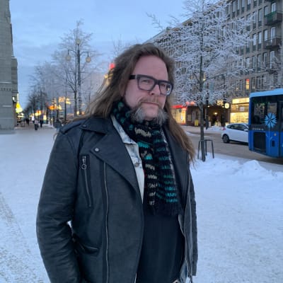 Rock-muusikko seisoo Lahden torilla