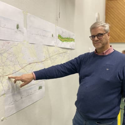 Mikko Uljas, planerare på Ramboll, vid en karta på den nya dfeagningen av Riksväg 3 mellan Vikby i Korsholm och Laihela.