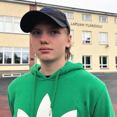 Lapualainen Mikael Nurmenniemi seisoo Lapuan yläkoulun pihalla. 