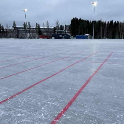 Lippumäen tyhjä tekojäärata Kuopiossa. 