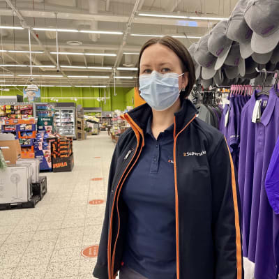Vuokatin K-Supermarketin myymäläpäällikkö Anna Heikkinen myymälässä Sotkamo-tuotteiden vierellä.