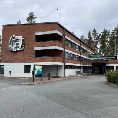 Hattulan Tyrvännöllä sijatisevan Petäys Resortin päärakennus.