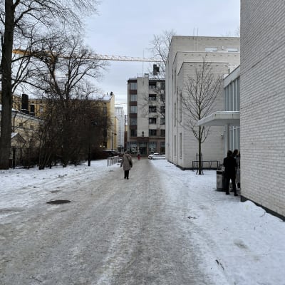 En vit byggnad fotograferad utifrån på vintern.