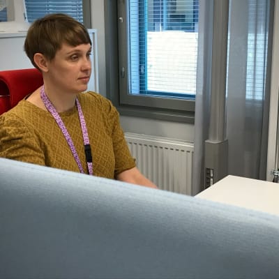 Työterveyslaitoksen työhyvinvoinnin erikoistutkija Jaana-Piia Mäkiniemi tekee työtään tietokoneen äärellä.