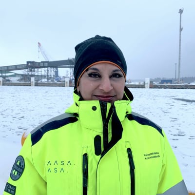 Jessica Ekström vid Vasa stad står i Vasa hamn med issörja i bakgrunden. 
