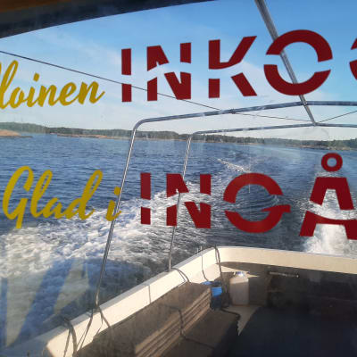 Texten Glad i Ingå med hav i bakgrunden. Fotat från en båt.