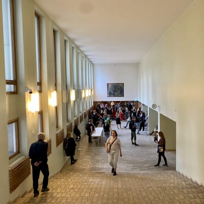 Människor i en lång korridor. 