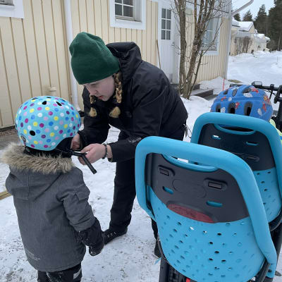 Rovaniemeläinen Tiia Tuhkasaari on lähdössä viemään poikiaan pyörällä kahteen eri päiväkotiin, koska hoitopaikkaa samasta päiväkodista ei veljeksille löytynyt