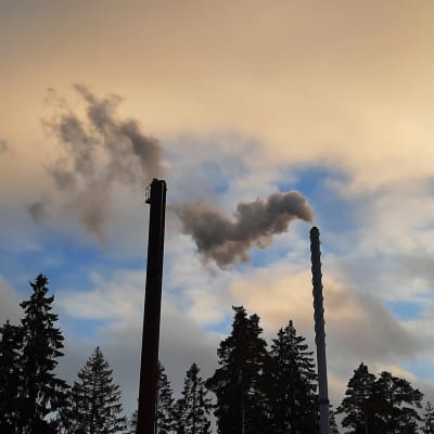 Två bolmande skorstenar.