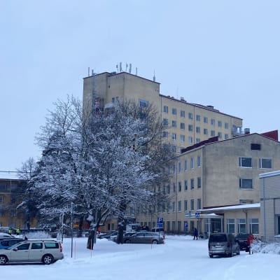 Pääsisäänkäynti Etelä-Karjalan keskussairaalaan. Autoja parkissa sairaalan edustalla.
