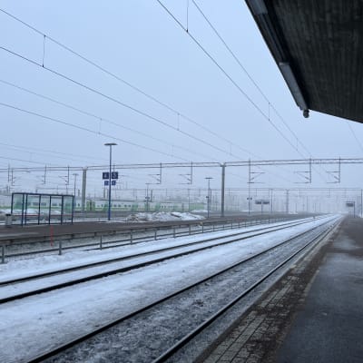 Kouvolan rautatieasemalla näkyy ykis seisahtunut juna. Satamalaiturit ovat täysin tyhjiä, ihmisiä ei näy missään.